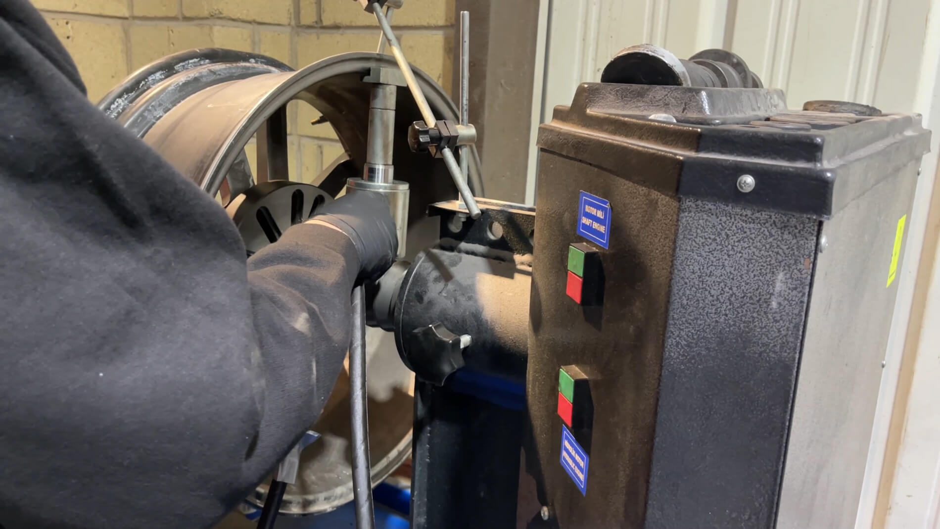 Alloy Wheel buckle straightener at Premier Wheels Midlands n Pershore